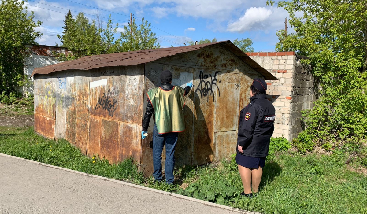 Надписей-закладок в Артемовском стало поменьше. Их стирали полицейские и волонтеры